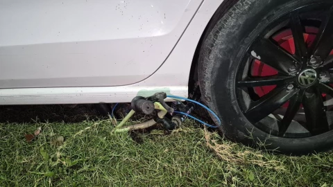 Estaba aprendiendo a conducir y termina ESTRELLANDO su auto contra un parque infantil; dos niños en riesgo