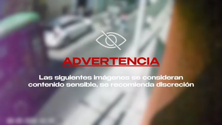 VIDEO: Camión del transporte público choca un auto estacionado, tumba a una mujer y se estrella con un poste al huir