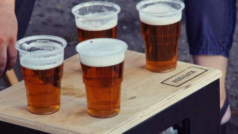 Hombres-se-sienten-atraídos-por-otros-hombres-cuando-beben-alcohol-estudio