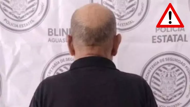 Así encontraron a un hombre de la tercera edad presuntamente manoseando a una adolescente en un baño de mujeres en Aguascalientes