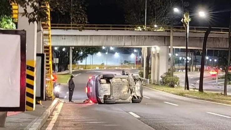 Vuelca vehículo en avenida de Xalapa ¿Qué se sabe de los pasajeros?