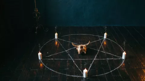 Ritual satánico en una casa