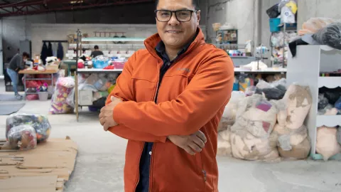 F&aacute;brica de mu&ntilde;eco de peluche en M&eacute;xico y su director P&aacute;vel Ortiz