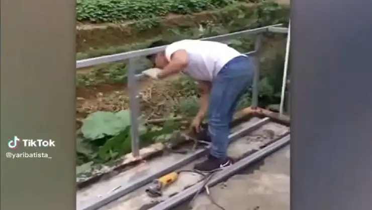 Hombre calcula mal y queda atrapado en estructura que estaba soldando