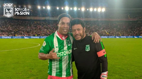 Ronaldinho y René Higuita.jpeg