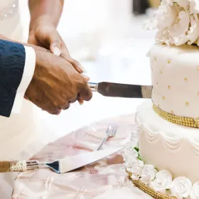 49 ideas de pastel de bodas que puedes tomar como inspiración: desde sencillos hasta muy elaborados.