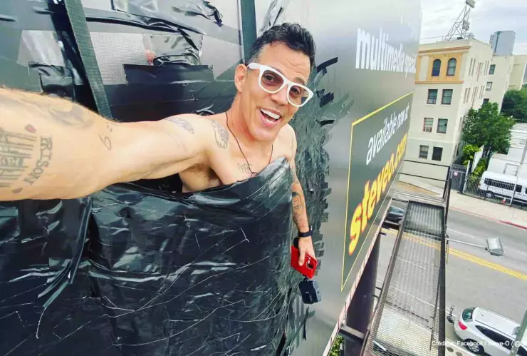 hombre desnudo escala cartel publicitario .jpg