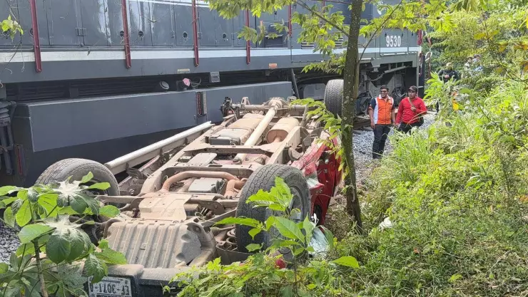 Tren embiste a camioneta con 6 personas en Cosoleacaque