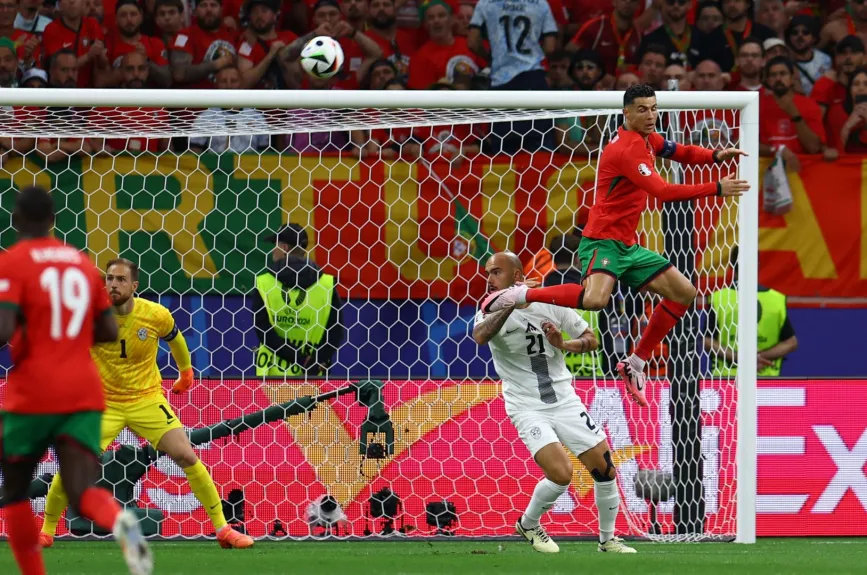 Cristiano Ronaldo se eleva para rematar un centro, pero no logra alcanzar el esférico.jpg