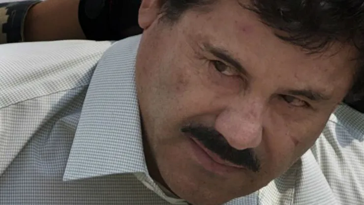 En esta imagen de archivo del 22 de febrero de 2014, Joaquín El Chapo Guzmán es escoltado a un helicóptero esposado por marines de la Marina mexicana en un hangar militar en CDMX. Imagen, AP.