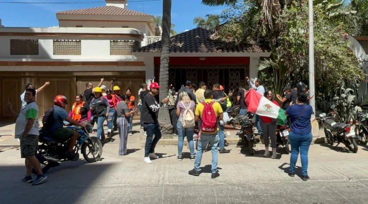 extranjero-corre-a-mexicano