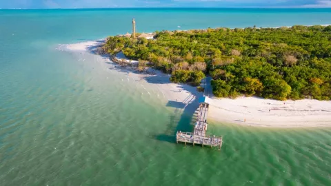 La isla de Sanibel está ubicada en la costa suroeste de Florida.
