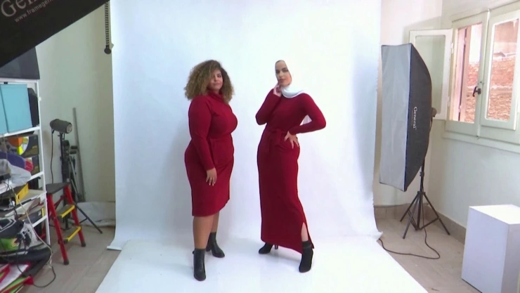 Rafeya es una marca de ropa creada por la diseñadora egipcia Noura Galal con el objetivo de hacer que la mujer egipcia se sintiera hermosa, cómoda y en control de su propio cuerpo.