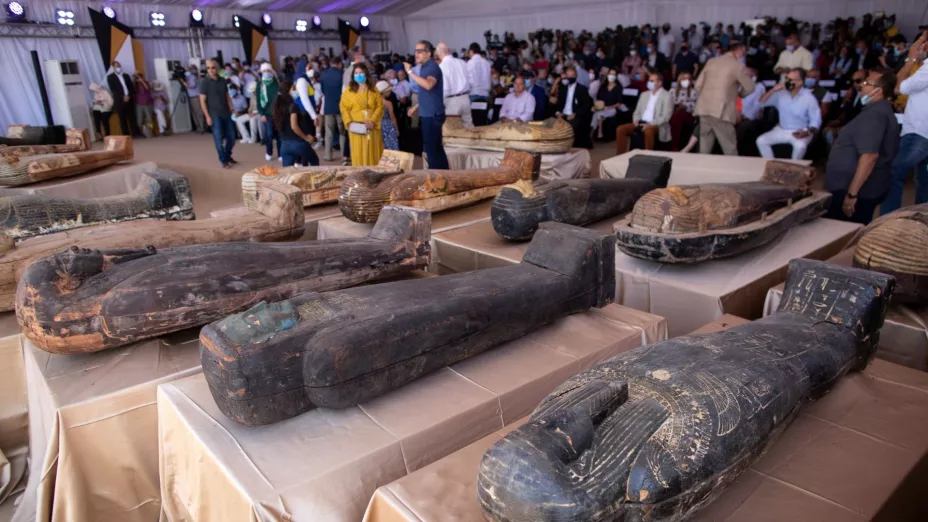 El Cairo, Egipto ataúdes antiguos sitio arqueológico de Saqqara 3 de octubre de 2020 AP Foto Mahmoud Khaled.jpg