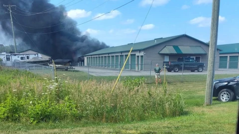 Accidente aéreo en Michigan deja al menos un muerto tras el impacto de una avioneta contra una bodega. El hecho ocurrió cerca del aeropuerto local.