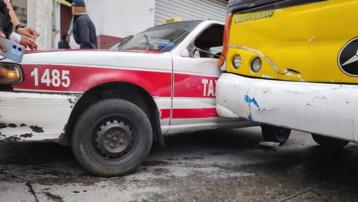 Taxi choca en calles de Orizaba