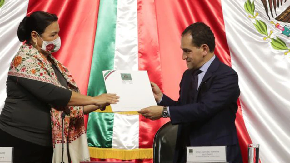 Dulce María Sauri recibe de Arturo Herrera Presupuesto de Egresos 2021