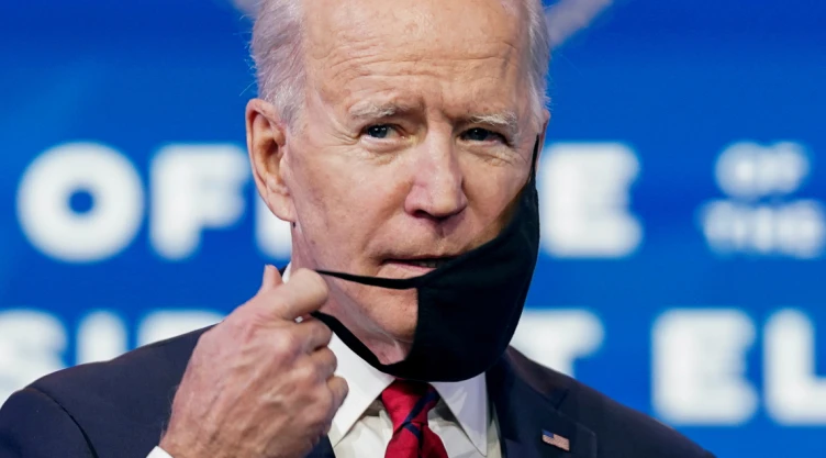 Joe Biden se burla de reportero tras cuestionamiento.