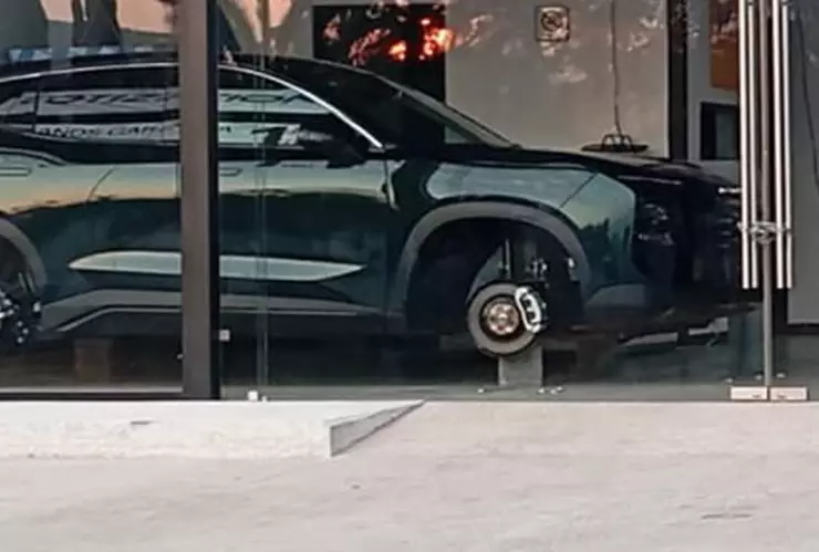 Dan cristalazo a agencia de autos de San Andrés Cholula