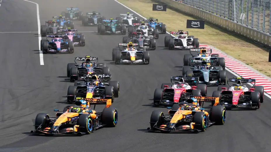Autos de F1 en el Gran Premio de Hungría.