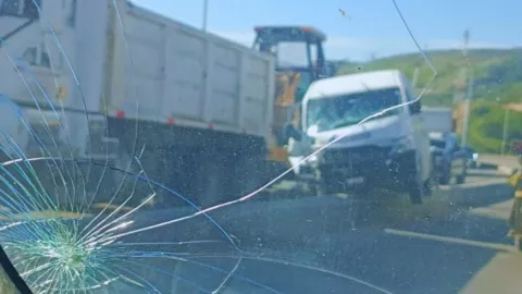 Accidente en Nodo Morelos deja taxi encaramado tras choque con camión