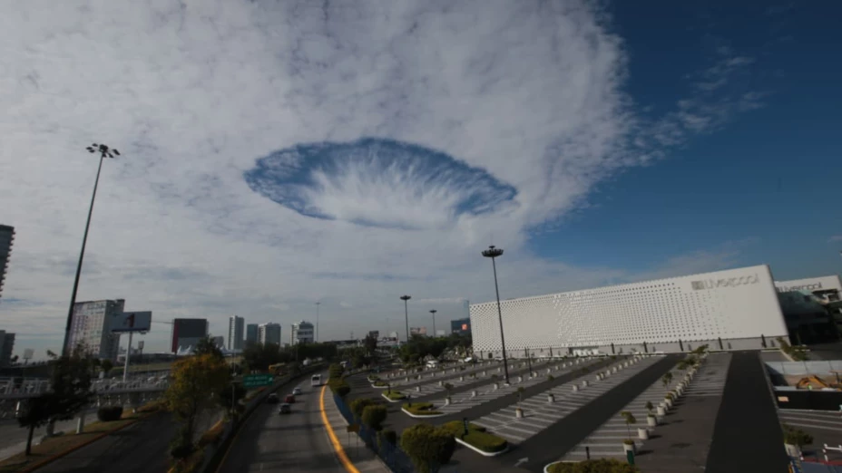 ¿Es un OVNI Misterioso hoyo en el cielo sorprende habitantes.png