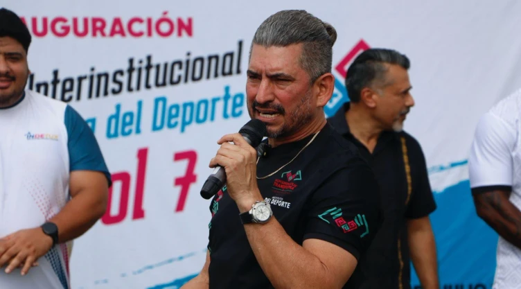 Adonaí Sánchez Osorio, exdirector de INDEPORTE Chiapas sosteniendo un micrófono