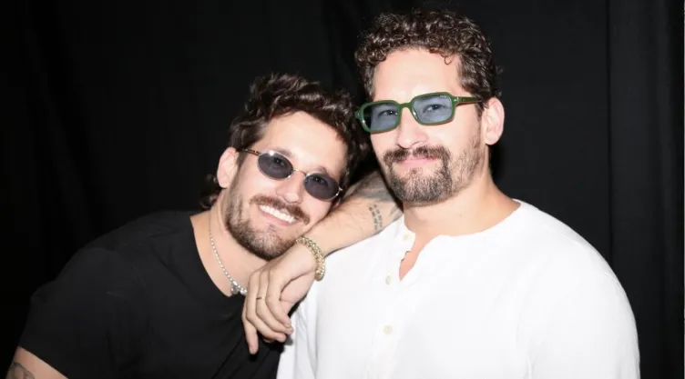 Mau y Ricky decepcionan a fans que esperaban ver a Jonas Brothers y el momento ya es viral