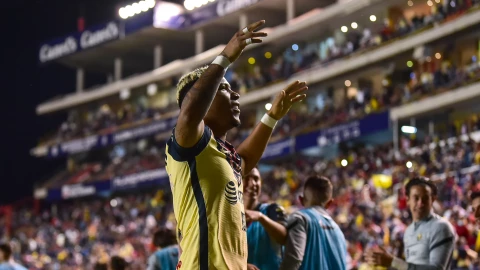 Roger Martínez festeja un gol con el América