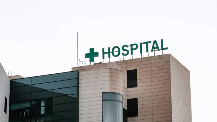 Niña muere al impactarse contra cincel del baño