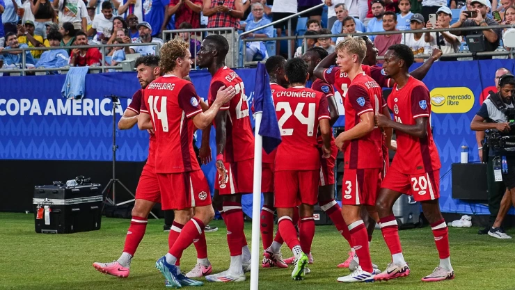 Canadá celebrando el gol Koné