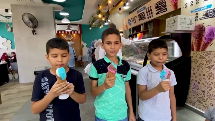 Los cortes de energía en la Franja de Gaza han derretido las reservas de helado en medio de una ola de calor que aumentó la demanda.