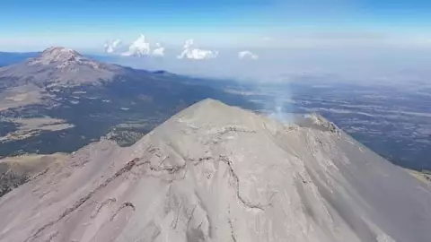 De acuerdo con los protocolos de Protección Civil, se lleva a cabo la revisión de los caminos en las localidades cercanas al Popocatépetl y se atienden las solicitudes ciudadanas.
