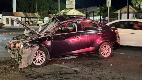 ¡Terrible accidente! Automóvil vuelca y queda completamente destruido, en León así los hechos.jpg