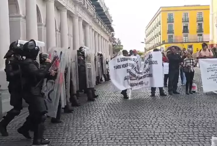Policía estatal repliega a manifestantes que bloqueaban calle en el Centro de Xalapa