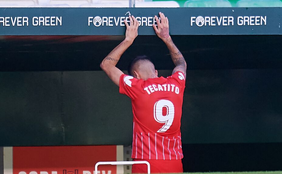 El Tecatito Corona responde sobre el interés de Chivas