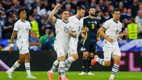 Shaquiri celebra su gol ante Escocia para igualar el marcador