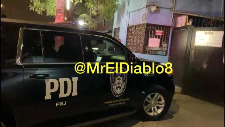 Servicios periciales de la Fiscalía General de Justicia de la Ciudad de México llegaron al lugar y realizaron el levantamiento del hombre que asesinó a su esposa en la alcaldía Iztapalapa.