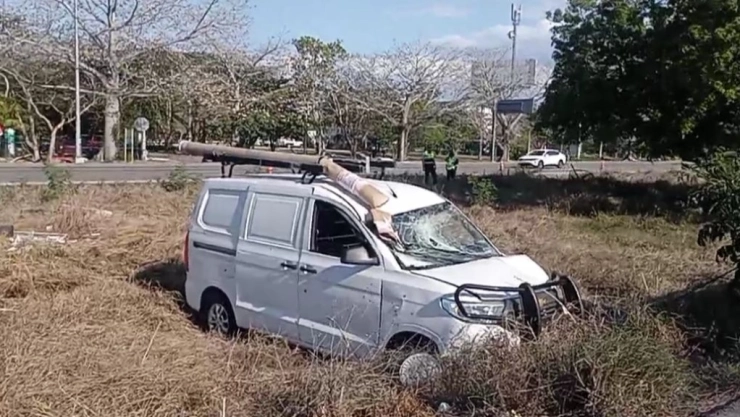 Pierde el control del volante y VUELCA su auto en la maleza; la policía va en su auxilio