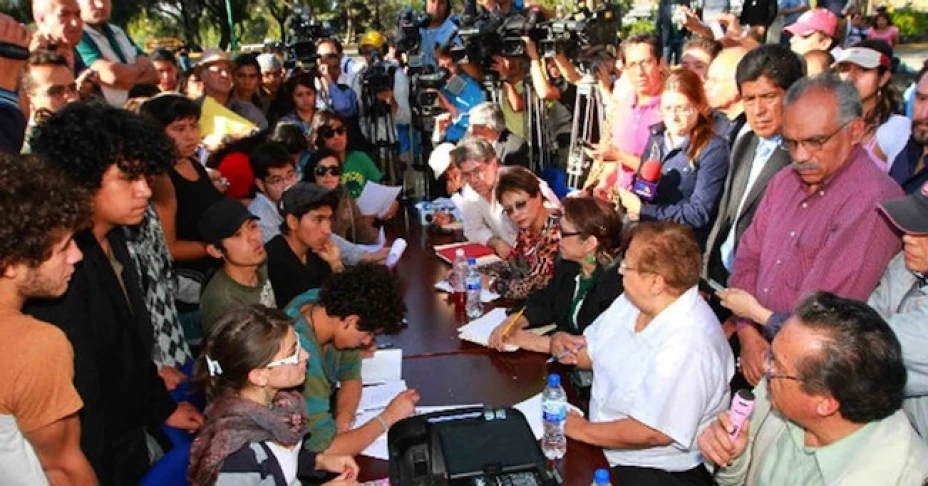 El grupo de 20 personas que acudió a la UNAM se manifestó para disctutir sobre el plan de estudios del CCH