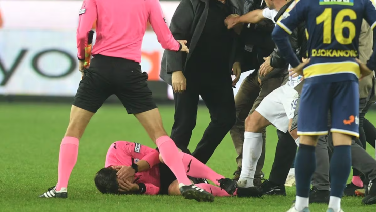 Faruk Coca, presidente de un club turco ataca a un árbitro.jpg