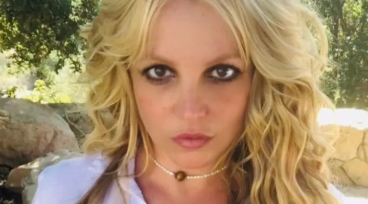 Britney Spears responde por qué posa en topless en redes sociales.