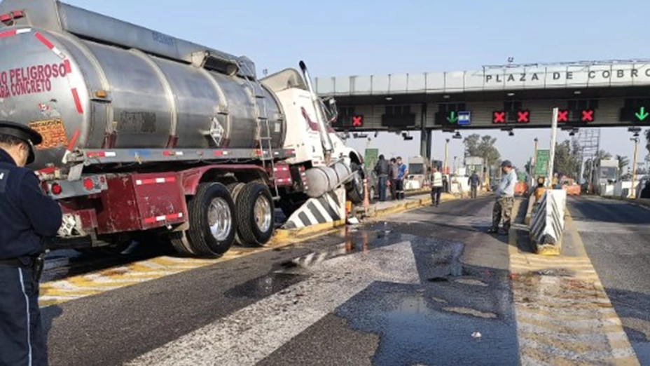 Accidente de pipa en una caseta de la autopista México Querétaro.jpg