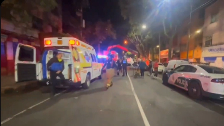 Intensa Madrugada en la Ciudad: Volcadura y Gran Incendio Generan Emergencias en Cuauhtémoc e Iztapalapa