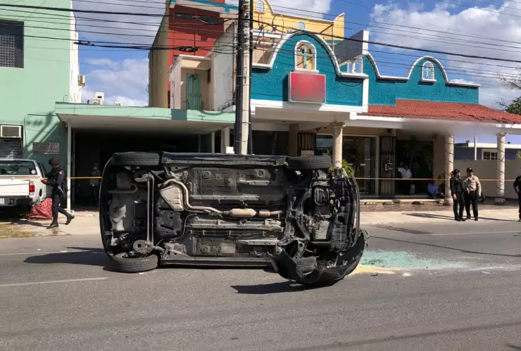Conductor vuelca su auto en Mérida; fue trasladado de emergencia