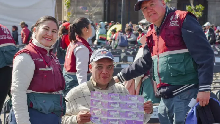 Entrega de vales de despensa en la CDMX por los funcionarios del programa Mercomuna.