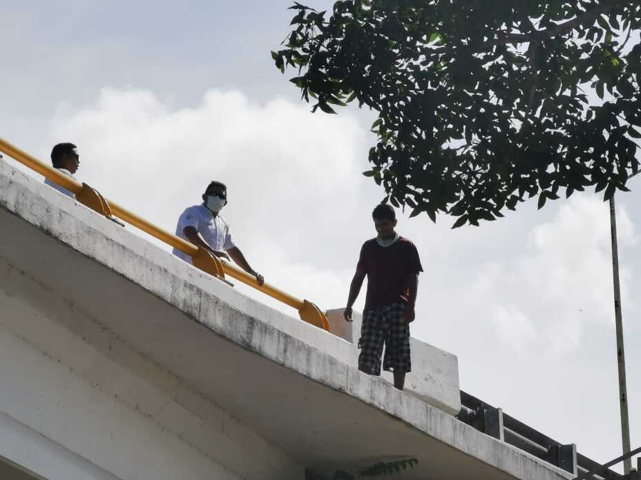 Policias evitan el suicidio de un hombre