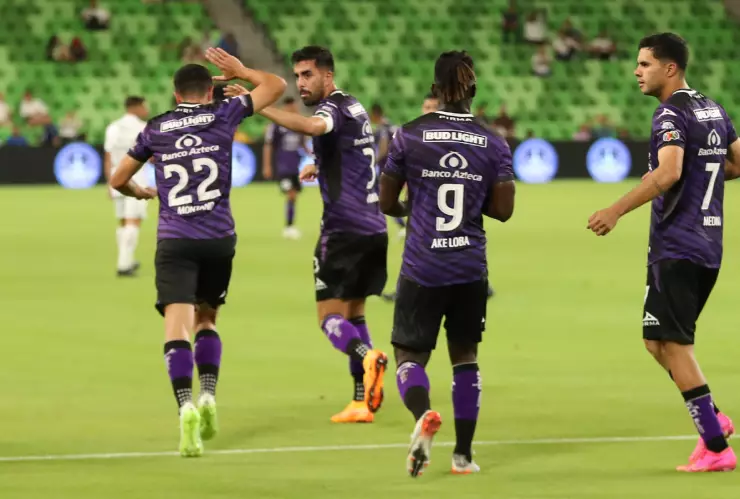 Jugadores de Mazatlán celebran un gol