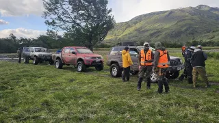 Equipos de rescate chilenos se preparan para la búsqueda de cinco turistas fallecidos durante una fuerte tormenta de nieve en el Parque Nacional Torres del Paine, en la Patagonia chilena.