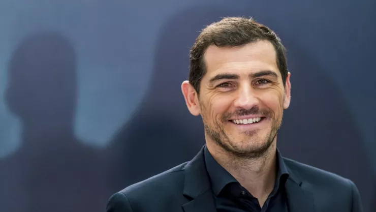 Iker Casillas sonríe en un evento social.